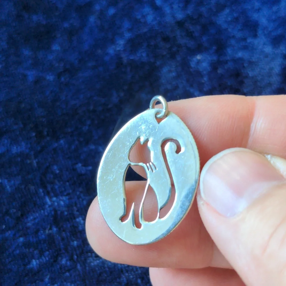 Oval silver tone pendant with intricately carved cat - Picture 2 of 4